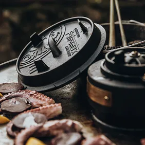 Zwei geöffnete Schubladen eines Monolith Grills mit Zubehör