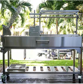 Großer Edelstahl Tagwood Grill auf einem Rasen, bereit zum Einsatz.