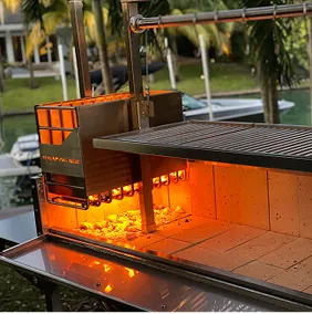 Glühende Kohlen im Tagwood Grill, bereit zum Grillen, mit herausnehmbarer Feuerbox.